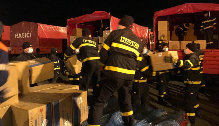 Dnes přiletělo do Prahy poslední letadlo s materiálem z Číny. Dohromady přiletělo 62 milionů roušek