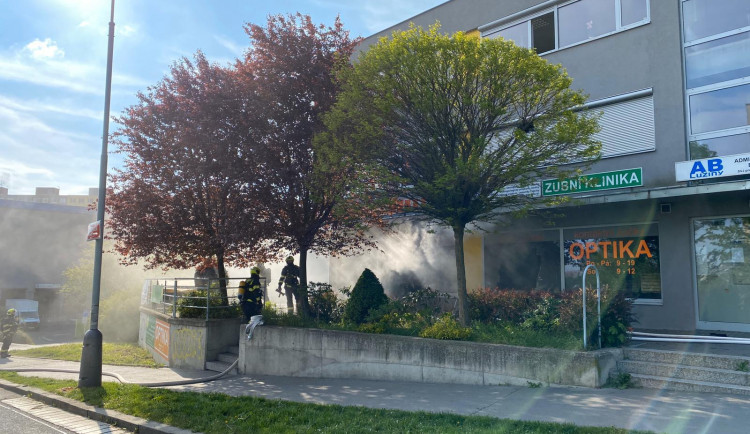 Oční kliniku zachvátily plameny. Hasiči z budovy zachránili želvu.