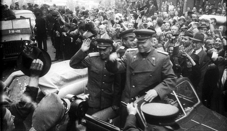 Povstáním v Praze vyvrcholil odboj proti německým okupantům.