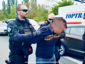 FOTO, VIDEO: Ulicemi Prahy policii ujížděl zfetovaný muž se třemi zákazy řízení