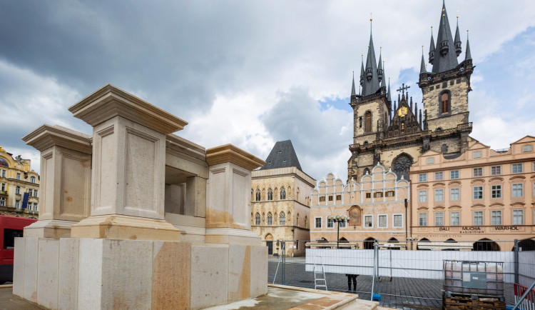 Mariánský sloup na Staromáku bude hotový o měsíc dřív. Měl by stát už v půlce srpna