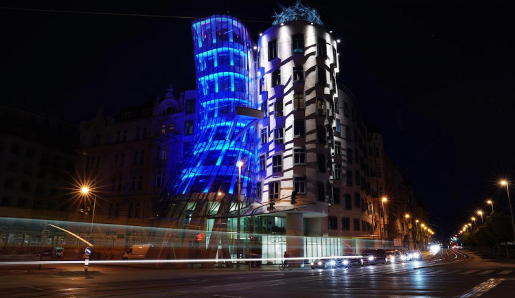 Tančící dům se rozsvítil v modrých barvách. Podpořil tak den plicní hypertenze