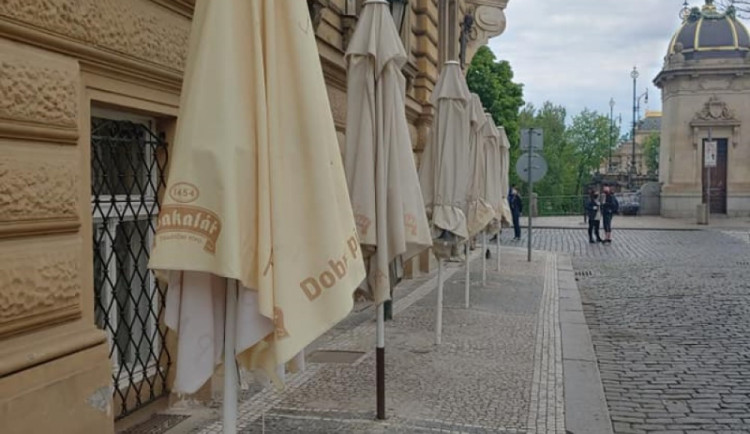 Provozovatel restaurace v centru Prahy navrtal do historické dlažby slunečníky. Půjde ke správnímu řízení
