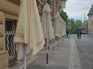 Provozovatel restaurace v centru Prahy navrtal do historické dlažby slunečníky. Půjde ke správnímu řízení