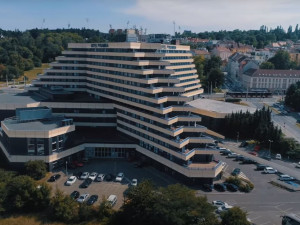 Pražské kino Dlabačov se mění v autokino. Promítat bude na hotel Pyramida