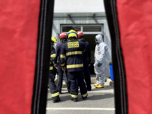 FOTO, VIDEO: V průmyslovém objektu v Praze uniklo ředidlo. Z areálu bylo evakuováno téměř třicet osob