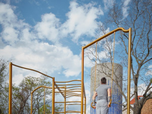 FOTO, VIDEO: Z výduchu u Stromovky se stalo umělecké dílo. Dokončeno bude v květnu