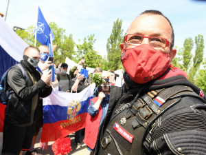 FOTOGALERIE: Čeští sympatizanti ruského motorkářského klubu Noční vlci přijeli na Olšanské hřbitovy