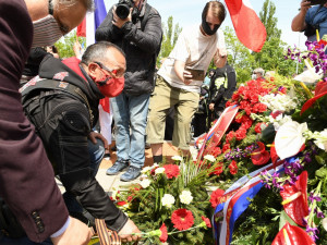 FOTOGALERIE: Čeští sympatizanti ruského motorkářského klubu Noční vlci přijeli na Olšanské hřbitovy