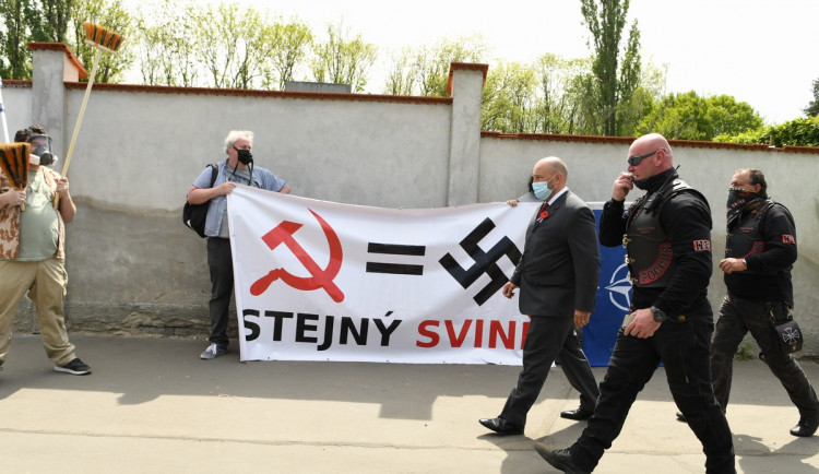 FOTOGALERIE: Čeští sympatizanti ruského motorkářského klubu Noční vlci přijeli na Olšanské hřbitovy