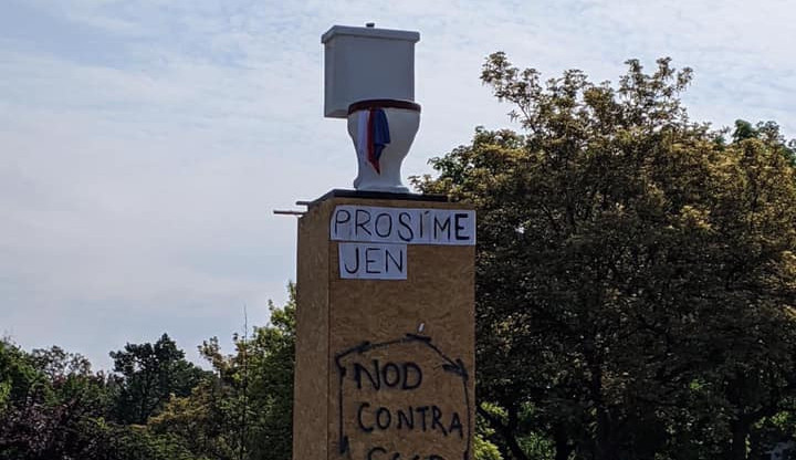 Sochu maršála Koněva nahradil klozet. Vandalský čin městská část odsoudila.