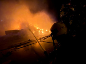 Rozsáhlý požár kovošrotu na Praze 15 zaměstnal dvě desítky jednotek hasičů.