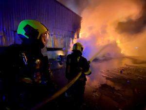 Rozsáhlý požár kovošrotu na Praze 15 zaměstnal dvě desítky jednotek hasičů.