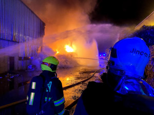 Rozsáhlý požár kovošrotu na Praze 15 zaměstnal dvě desítky jednotek hasičů.
