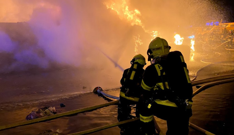 Rozsáhlý požár kovošrotu na Praze 15 zaměstnal dvě desítky jednotek hasičů.
