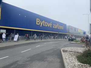 Na opětovné otevření obchodu IKEA na Černém Mostě stáli lidé frontu