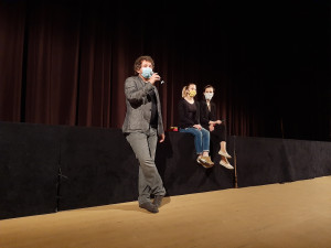 Vít Klusák s herečkami: Sabinou Dlouhou a Terezou těžkou