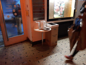 Dezinfekce je už běžnou součástí veřejného prostoru.