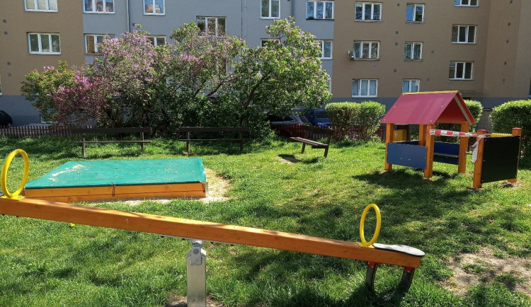 FOTO: Praha 10 revitalizuje dětská hřiště, do rekonstrukcí investovala už 700 tisíc