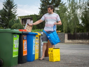 Češi zůstávají elitou v třídění. Každý vhodil do barevné popelnice v průměru 51 kilogramů odpadu