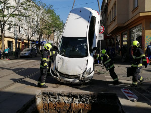 FOTO: Řidička v Praze 10 vjela do výkopu na silnici. Vyprostit ji museli hasiči