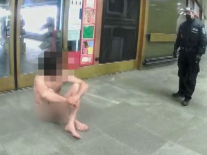 VIDEO: Přiletěl jsem z kosmu, tvrdil strážníkům nahý muž v metru. Pak na ně útočil pomyslnou sekerou