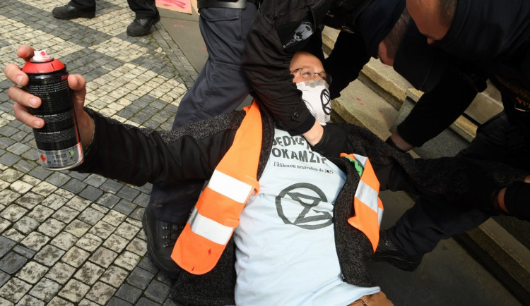 FOTOGALERIE: Aktivisté protestovali proti rozšiřování letiště. Posprejovali ministerstvo