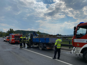 FOTO: Požár nákladního auta v Praze 5 zablokoval dopravu. Příčinou byla technická závada