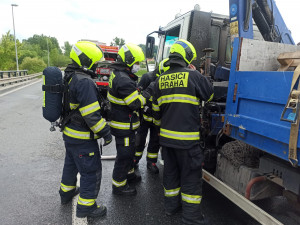 FOTO: Požár nákladního auta v Praze 5 zablokoval dopravu. Příčinou byla technická závada