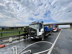 FOTO: Požár nákladního auta v Praze 5 zablokoval dopravu. Příčinou byla technická závada