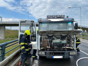 FOTO: Požár nákladního auta v Praze 5 zablokoval dopravu. Příčinou byla technická závada