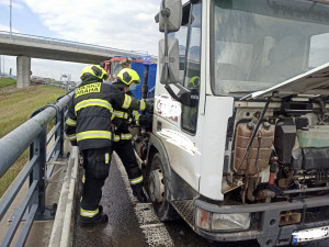 FOTO: Požár nákladního auta v Praze 5 zablokoval dopravu. Příčinou byla technická závada