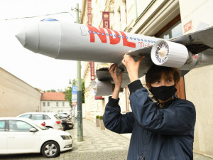 FOTOGALERIE: Aktivisté protestovali proti rozšiřování letiště. Posprejovali ministerstvo
