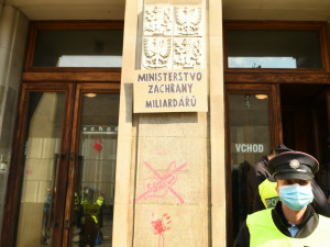 FOTOGALERIE: Aktivisté protestovali proti rozšiřování letiště. Posprejovali ministerstvo