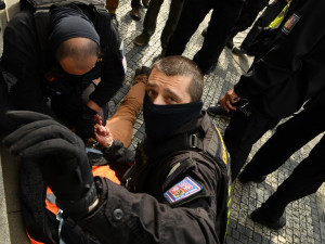 FOTOGALERIE: Aktivisté protestovali proti rozšiřování letiště. Posprejovali ministerstvo