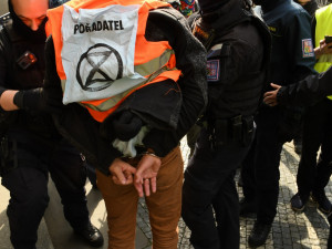 FOTOGALERIE: Aktivisté protestovali proti rozšiřování letiště. Posprejovali ministerstvo