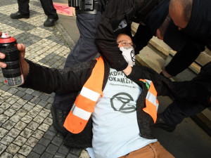 FOTOGALERIE: Aktivisté protestovali proti rozšiřování letiště. Posprejovali ministerstvo