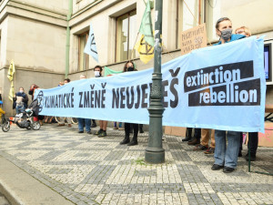 FOTOGALERIE: Aktivisté protestovali proti rozšiřování letiště. Posprejovali ministerstvo