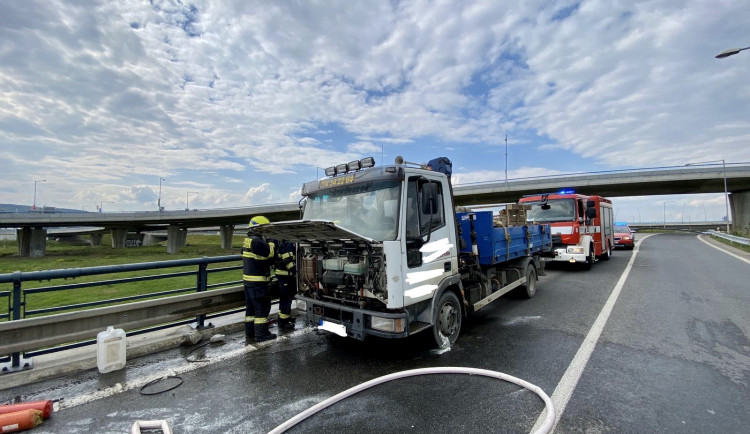 FOTO: Požár nákladního auta v Praze 5 zablokoval dopravu. Příčinou byla technická závada