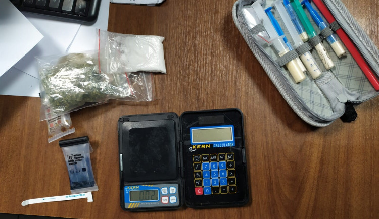 Řidič mustangu na sebe upozornil propadlou technickou. V autě převážel pervitin i marihuanu.