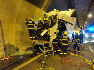 FOTO, VIDEO: Při tragické nehodě kamionu na Pražském okruhu zemřel člověk. Provoz je zastaven