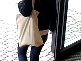FOTO, VIDEO: Podívejte se, jak žena okrádá seniory v Praze. Pátrá po ní policie