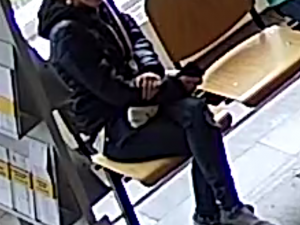 FOTO, VIDEO: Podívejte se, jak žena okrádá seniory v Praze. Pátrá po ní policie