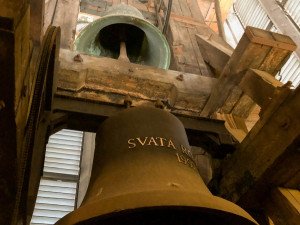 FOTO: Když musí kostelní hodiny k hodináři. Hodiny na pražských památkách budou opraveny