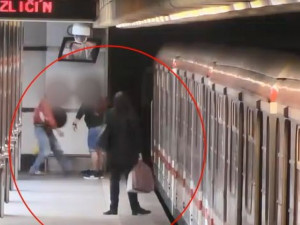 VIDEO: Útočník v metru pobodal muže, pak mu ukousl kus ucha. Policie pátrá po svědcích