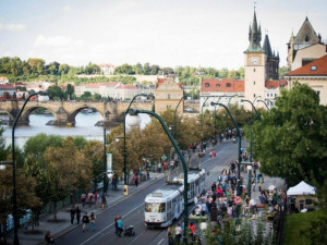 Praha uzavře jízdní pruh na Smetanově nábřeží. Auta nahradí zahrádky
