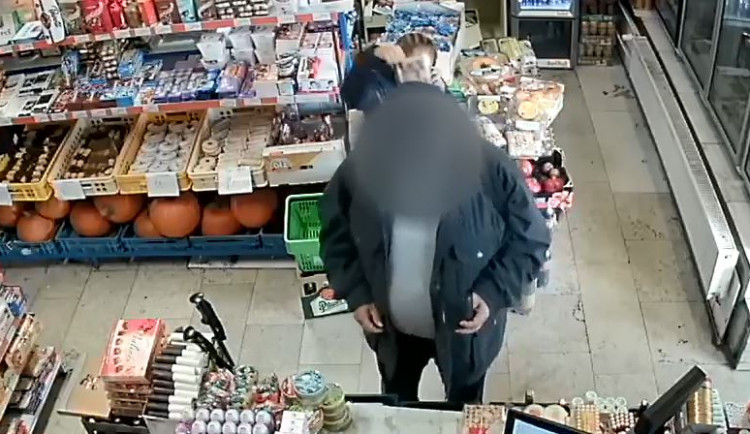 FOTO, VIDEO: Podívejte se, jak žena okrádá seniory v Praze. Pátrá po ní policie