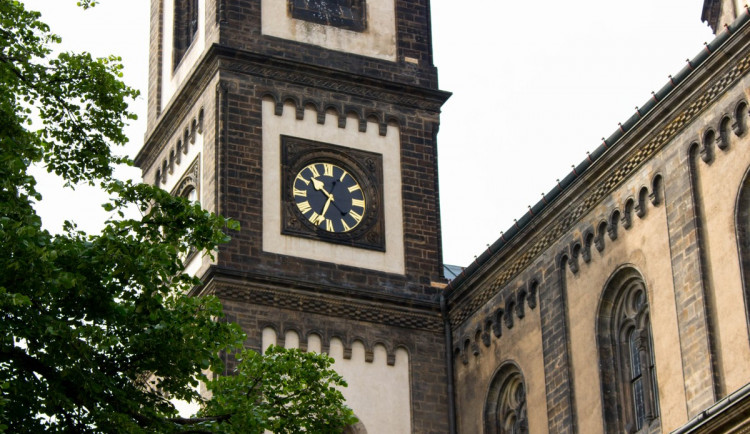 FOTO: Když musí kostelní hodiny k hodináři. Hodiny na pražských památkách budou opraveny