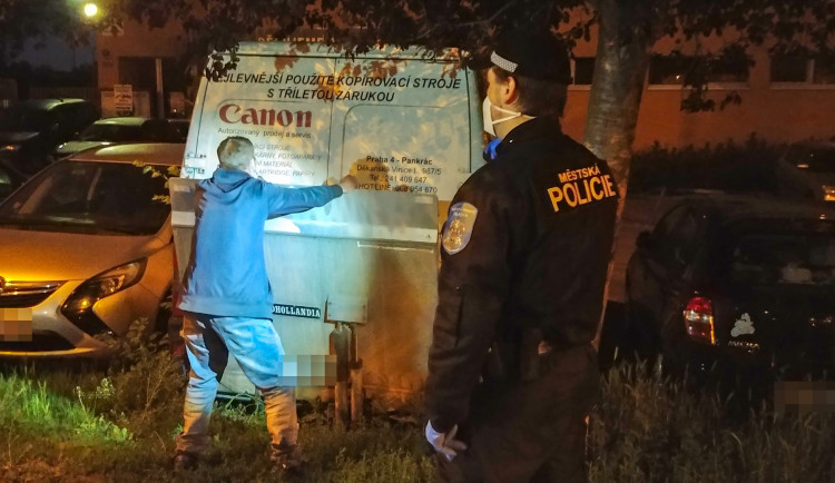 FOTO: Zloděj chtěl vykrást auto. Strážníci ho chytili přímo při činu