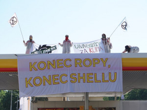 Aktivisté obsadili střechy tří pražských čerpacích stanic. Hasiči jim pomáhali dolů